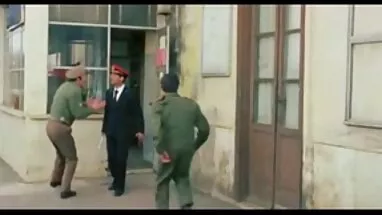 Cô gái tóc vàng khó anh xech xi khăn